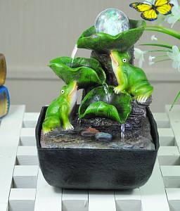 GAFN01-504 GREEN APPLE настольный фонтан с подсветкой Лягушки с шаром (8/96)